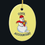 Adorno De Cerámica Contador de Guay Snowman<br><div class="desc">El texto de un contador de Guay con un Snowman sosteniendo una calculadora y una hoja de reembolso de impuestos a sus pies es un divertido diseño de regalo para contadores públicos certificados y estudiantes de contabilidad.</div>