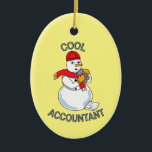 Adorno De Cerámica Contador de Guay Snowman<br><div class="desc">El texto de un contador de Guay con un Snowman sosteniendo una calculadora y una hoja de reembolso de impuestos a sus pies es un divertido diseño de regalo para contadores públicos certificados y estudiantes de contabilidad.</div>