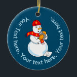 Adorno De Cerámica Contador de Snowman<br><div class="desc">Un muñeco de nieve usando un gorra y una bufanda con carteles en dólares y sosteniendo una calculadora con un 1040 en el suelo es un divertido diseño de regalos contables para estudiantes de contabilidad,  CPA y preparadores de impuestos.</div>