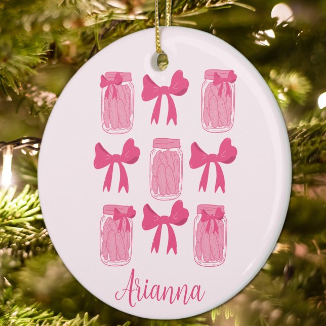 Adorno De Cerámica Coqueta rosa caliente Jar y Bow personalizada (Hot Pink Coquette Pickle Jar and Bow Personalized Ornament)