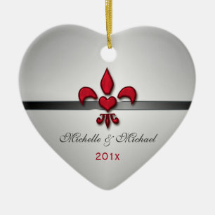 Adorno De Cerámica Corazón de la flor de lis nuestro primer navidad