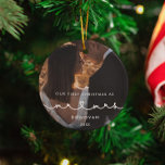 Adorno De Cerámica Corazón lindo Fuente Primera Navidad como Sr. y Sr<br><div class="desc">Nuestra primera Navidad como Sr. y Sra.,  nuevo ornamento de fotos de hito. Una tipografía moderna con un corazón lindo para esta colección de ornamentos fotográficos. Para personalizar con tu foto favorita. También puede cambiar fácilmente el color del tipo de letra a su gusto.</div>