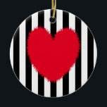 Adorno De Cerámica Corazón rojo<br><div class="desc">Corazón rojo sobre fondo rayado blanco y negro</div>