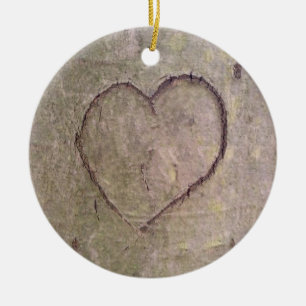 Adorno De Cerámica Corazón tallado en un árbol