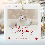 Adorno De Cerámica Corta foto gatito 1 Navidades Pinta pinturas rojas<br><div class="desc">Celebra la primera Navidad de tu gatito con este moderno adorno minimalista de conservas de fotos. El texto rojo dice "Mi primera Navidad", con la palabra "Navidades" en el moderno guión de escritura a mano. Reemplace fácilmente la imagen de ejemplo con su foto favorita, y agregue el nombre de su...</div>