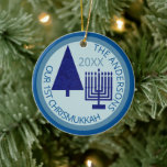 Adorno De Cerámica Corte interconfesional de la marina de los cerezos<br><div class="desc">Personalice este adorable adorno NUESTRO 1º NAVEGADOR en azul pastel y en la marina por un buen recuerdo familiar. Desde el simple árbol de Navidad azul marino hasta la menorah Hanukkah azul marino a juego, este adorno de cerámica azul oscuro y azul claro conmemorará tu primera fiesta interreligiosa combinada. Sube...</div>