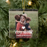 Adorno De Cerámica Corto corazón te ama la foto del Día de la Madre<br><div class="desc">Cute Heart Love You Mom's Day Photo Christmas Ornament incluye tu foto favorita con el texto "(corazón de amor) you Mom" en un moderno guión en blanco con tus nombres a continuación. Personalice editando el texto en el cuadro de texto proporcionado y agregando su propia imagen. Diseñado por ©Evco Studio...</div>