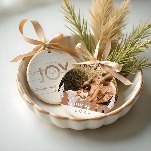 Adorno De Cerámica Cosy Winter Village Woodgrain Home Family Photo (Cozy Winter Village Woodgrain Home Family Photo Ceramic Ornament)