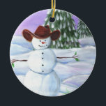 Adorno De Cerámica Cowboy Snowman<br><div class="desc">El cowboy Snowman ilustró la imagen. Usa un gorra de vaquero marrón,  se sienta en rollos de nieve con pinos y puesta de sol morada en el fondo.</div>