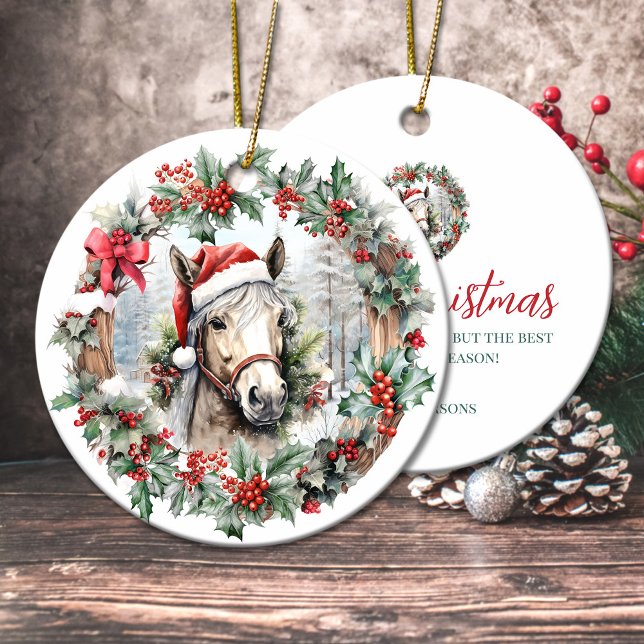 Adorno De Cerámica Cremello Navidades de caballo holly berry wreath (Cremello horse Christmas holly berry wreath Ceramic Ornament)
