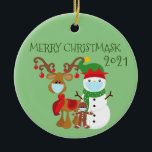 Adorno De Cerámica Cuarentena de renos con Merry Christmask 2020<br><div class="desc">Este diseño puede ser personalizado en el área proporcionada cambiando la foto y/o el texto. O puede personalizarse haciendo clic en Personalizar esta plantilla y, a continuación, eligiendo la opción de hacer clic en el personalizar y eliminando o cambiando el color del fondo, agregando texto, cambiando el color o estilo...</div>