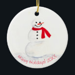 Adorno De Cerámica Cuidada acuarela Snowman Happy Holidays Back<br><div class="desc">Este divertido ornamento cuenta con un bonito muñeco de nieve de color acuático pintado a mano en la parte delantera con el saludo "Felices Fiestas". La parte trasera tiene espacio para que subas tu propia foto y escribas una leyenda personalizado. Ideal como recuerdo familiar o regalo.</div>
