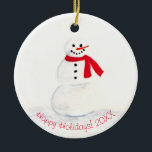 Adorno De Cerámica Cuidada acuarela Snowman Happy Holidays Back<br><div class="desc">Este divertido ornamento cuenta con un bonito muñeco de nieve de color acuático pintado a mano en la parte delantera con el saludo "Felices Fiestas". La parte trasera tiene espacio para que subas tu propia foto y escribas una leyenda personalizado. Ideal como recuerdo familiar o regalo.</div>