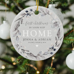 Adorno De Cerámica Curte Winter Wreath Primera Navidad Nueva foto en<br><div class="desc">Moderno y rústico primer Navidad en su adorno de nuevo hogar,  con una corona de follaje botánico acuarela sobre un fondo rústico de color gris moda,  una combinación tipográfica de escritura caligráfica y fuentes serif y una fotografía de su elección al revés.</div>