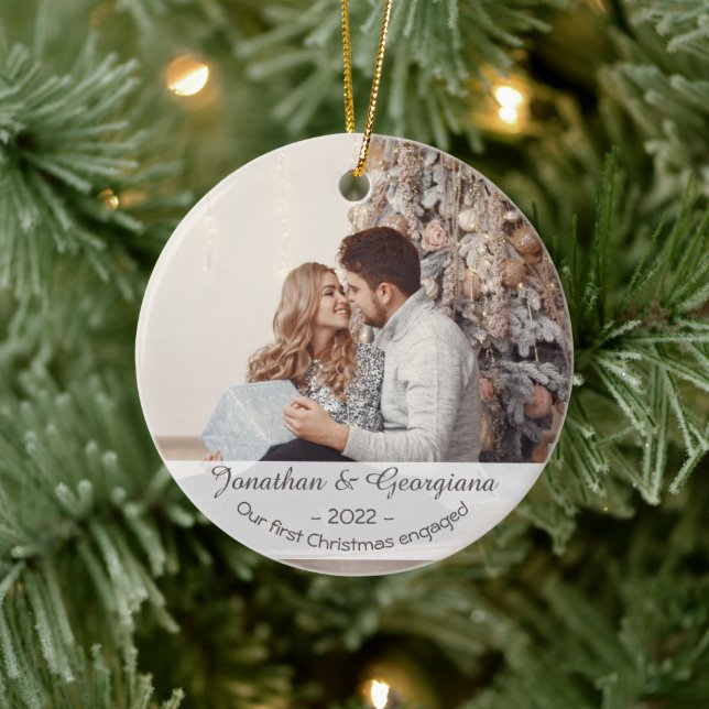 Adorno De Cerámica Custom first Christmas engaged 2022 photo holiday (Árbol)