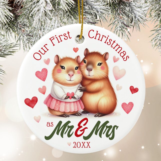 Adorno De Cerámica Cute Capybara Primera Navidad como Sr. y Sra. Casa (Cute capybara married couple Our First Christmas as Mr & Mrs year personalized name wedding ornament)
