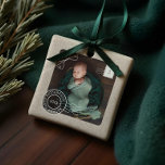 Adorno De Cerámica Cute Parcela de Entrega Bebé Nacimiento Foto de an<br><div class="desc">Un lindo y único anuncio de nacimiento de bebé adornado con sake para decorar tu árbol de Navidad. También es un regalo único para la familia. Celebra la llegada de tu nuevo pequeño miembro de la familia con nuestro sencillo paquete de paquetes de Navidades foto anuncio nacimiento ornamento navideño. El...</div>