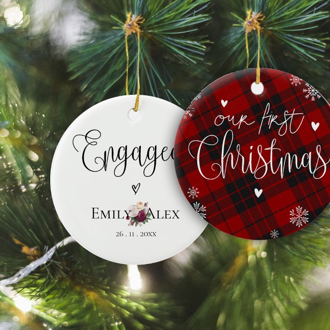 Adorno De Cerámica Cute Plaid involucró nuestra primera Navidad (Cute Plaid Engaged Our First Christmas Ceramic Ornament)