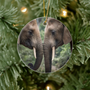 Adorno De Cerámica "De tronco a tronco: un suave abrazo de elefante"