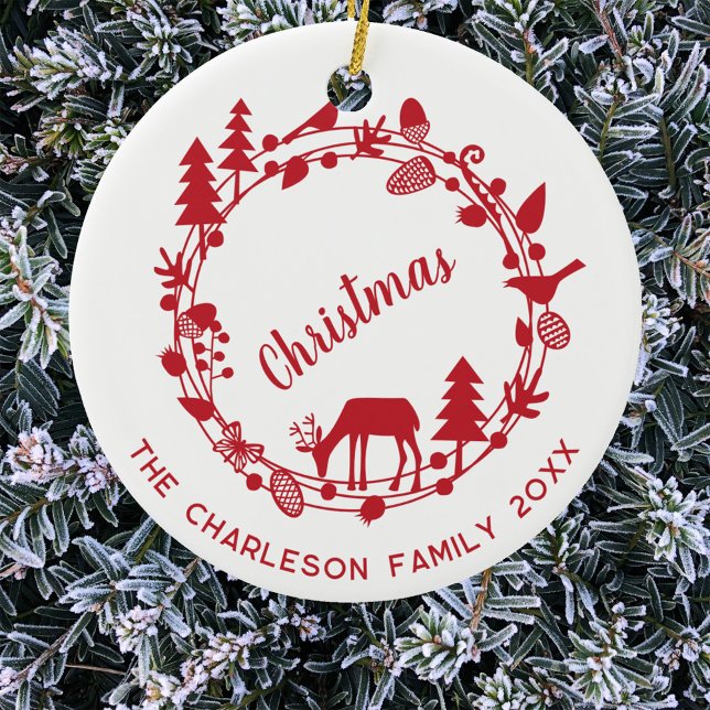 Adorno De Cerámica Deer Woodland Wreath Navidades personalizados (Woodland forest wreath red and white personalized family name date text Christmas ornament)