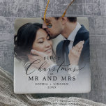 Adorno De Cerámica Delicada foto del primer Boda de Navidad recién ca<br><div class="desc">Este delicado adorno de cerámica para bodas de Navidad recién casados es la moderna decoración perfecta de los árboles navideños. El romántico diseño minimalista presenta una bonita y elegante tipografía negra con un aspecto limpio y sencillo. Este adorno de sake dice "nuestra primera Navidad como mr y mrs". Personaliza tu...</div>