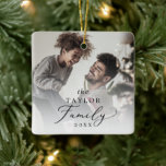 Adorno De Cerámica Delicada foto familiar anual Keepsake<br><div class="desc">Este delicado adorno de cerámica de conservas de foto familiar cada año es la perfecta decoración moderna de un árbol de Navidad. El romántico diseño minimalista presenta una bonita y elegante tipografía negra con un aspecto limpio y sencillo. Personaliza tu adorno de doble cara con un foto, tu apellido y...</div>