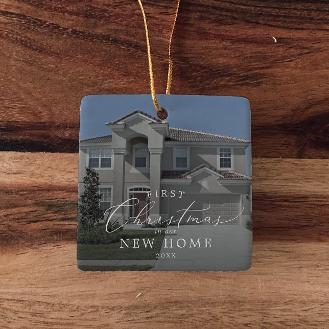 Adorno De Cerámica Delicada Primera Navidad En Nueva Casa Oscura Foto (Subido por el creador)