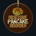Adorno De Cerámica Desayuno divertido del desorden obsesivo de la<br><div class="desc">Me obsesionan con las crepes y la comida de desayuno. Un poco regalo del humor del brunch que ofrece una pila corta que llovizna con el jarabe de arce delicioso al lado del desorden obsesivo de la crepe de las palabras.</div>