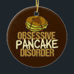 Adorno De Cerámica Desayuno divertido del desorden obsesivo de la<br><div class="desc">Me obsesionan con las crepes y la comida de desayuno. Un poco regalo del humor del brunch que ofrece una pila corta que llovizna con el jarabe de arce delicioso al lado del desorden obsesivo de la crepe de las palabras.</div>