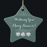 Adorno De Cerámica Deseándole mucho Buncos<br><div class="desc">Ornamento atractivo de Bunco para su árbol de navidad o exhibición en su oficina. Deseándole muchos bunco del blanco de las características tres de Buncos corte en cuadritos y un fondo del starburst. Personalice este ornamento del bunco con su propio decir del día de fiesta o deseos bien. Puede también...</div>