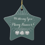 Adorno De Cerámica Deseándole mucho Buncos<br><div class="desc">Ornamento atractivo de Bunco para su árbol de navidad o exhibición en su oficina. Deseándole muchos bunco del blanco de las características tres de Buncos corte en cuadritos y un fondo del starburst. Personalice este ornamento del bunco con su propio decir del día de fiesta o deseos bien. Puede también...</div>