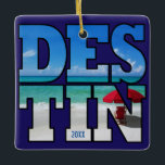 Adorno De Cerámica Destin FL Beach Typografía de paraguas usar foto p<br><div class="desc">Usa tu propia foto en la parte de atrás de este adorno navideño de Destin, Florida, con la palabra DESTIN en tipografía audaz apilada. Si has viajado a Destin, Florida, este año, te gustará recordar el viaje con este único adorno de Navidades con un toque de adorno de sake con...</div>