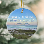 Adorno De Cerámica Destin Florida Personalizado Navidades de viaje fa<br><div class="desc">Este pintoresco ornamento navideño de Destin Florida presenta la suntuosa puesta de sol rosa y naranja que suave toca las olas del océano sobre la arena y el césped marino. Hermoso recuerdo de recuerdo de recuerdo de recuerdo con un viaje personalizado y apellido familiar para su lugar de vacaciones favorito....</div>