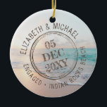Adorno De Cerámica Destino del sello de pasaporte de Beach Engagement<br><div class="desc">Ornamento de compromiso de destino de playa con un diseño personalizado de sello de entrada de pasaporte personalizado con texto editable para nombres,  fecha de compromiso y ubicación,  además de añadir tu propia foto en la parte posterior.</div>