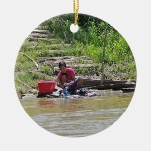Adorno De Cerámica Día del lavadero en el río