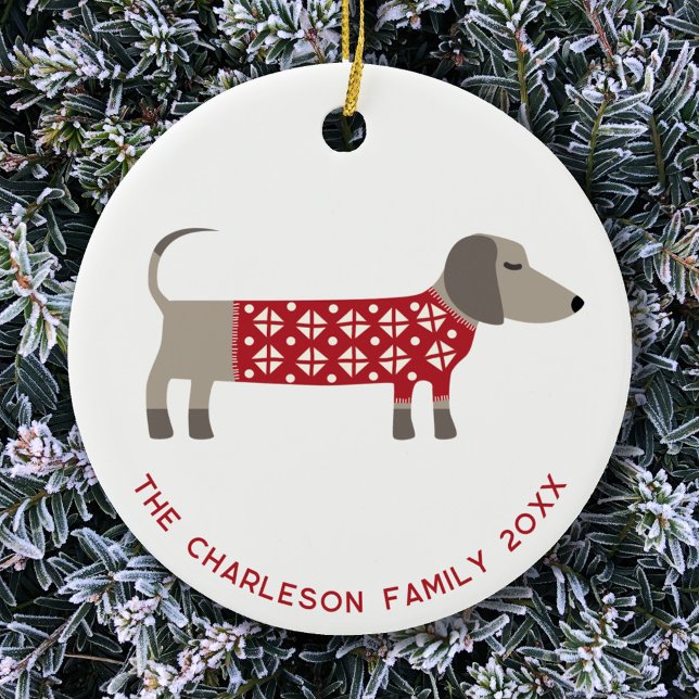 Adorno De Cerámica Diversión personalizada de perro de Dachshund (Fun ceramic ornament featuring a festive Dachshund Sausage Wiener Dog in red and white knitwear)
