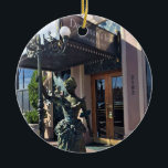 Adorno De Cerámica Doryman's Inn, Newport Beach, California<br><div class="desc">La famosa estatua de la señora en la entrada del Doryman's Inn Bed & Breakfast junto al muelle de Newport Beach, California. Este hotel de estilo victoriano único está situado en un edificio clásico de 1891 y cuenta con una estatua de sirena en la esquina. Su encanto encaja perfectamente con...</div>