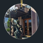 Adorno De Cerámica Doryman's Inn, Newport Beach, California<br><div class="desc">La famosa estatua de la señora en la entrada del Doryman's Inn Bed & Breakfast junto al muelle de Newport Beach, California. Este hotel de estilo victoriano único está situado en un edificio clásico de 1891 y cuenta con una estatua de sirena en la esquina. Su encanto encaja perfectamente con...</div>