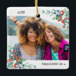 Adorno De Cerámica Dos fotos de felicidad es tu amigo Holly Berries<br><div class="desc">Amistad adornada con tus fotos personalizados, frambuesas de invierno y redacción editable. El diseño es de doble cara y la plantilla está preparada para que añada sus fotos de tamaño completo al frente y al reverso. El año y la redacción son totalmente editables - la redacción de la muestra dice...</div>