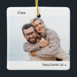 Adorno De Cerámica Dos fotos de felicidad están siendo casadas Minima<br><div class="desc">Minimalista adorno con sus fotos personalizados y la tipografía moderna de estilo máquina de escribir. El diseño es de doble cara y la plantilla está preparada para que añada sus fotos de tamaño completo al frente y al reverso. El año y la redacción son totalmente editables - la redacción de...</div>