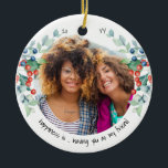 Adorno De Cerámica Dos fotos de felicidad son tu amigo Holly Berries<br><div class="desc">Hermoso adorno con sus fotos personalizados y tipografía de estilo manuscrito adorable. El diseño es de doble cara y la plantilla está preparada para que añadas tus fotos y el texto personalizado al frente y al reverso. El texto de ejemplo dice "la felicidad es tenerte como mi amigo" y puedes...</div>