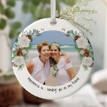 Adorno De Cerámica Dos fotos de felicidad son tu amigo Rosa y pino<br><div class="desc">Hermoso adorno con sus fotos personalizados, pinos de rosas blancas y algodón con tipografía de estilo lindo escrito a mano. El diseño es de doble cara y la plantilla está preparada para que añadas tus fotos y el texto personalizado al frente y al reverso. El texto de ejemplo dice "la...</div>
