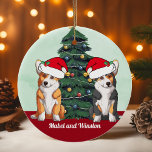 Adorno De Cerámica Dos Navidades de Sombrero Blanco Rojo Corgi Tricol<br><div class="desc">Este hermoso ornamento de perro de Pembroke Welsh Corgi presenta a dos perros con gorras de Santa Claus con una adorable inclinación de la cabeza. Un cachorro tricolor y un perrito rojo y blanco sentados frente a un árbol de Navidad bonito adornado con adornos coloridos. Personaliza los nombres de tus...</div>