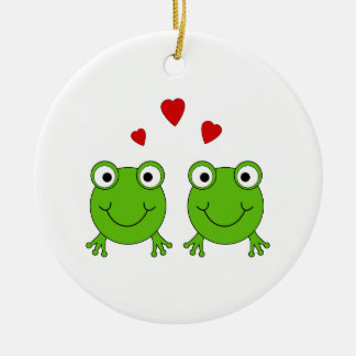 Adorno De Cerámica Dos ranas verdes con corazones rojos.