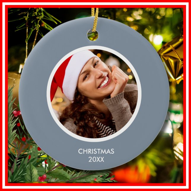 Adorno De Cerámica Dusty Blue & White Modern Initials Fotografía en M (Dusty Blue & White Modern Initials Monogram PHOTO Ceramic Ornament)