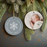 Adorno De Cerámica Dusty Blue Winter Snowflake Primera Foto De Navida<br><div class="desc">Ornamento de vacaciones de cerámica personalizado con la foto de su bebé y el texto del personalizado "Mi primera Navidad". Este sencillo y moderno diseño vacacional cuenta con un copo de nieve blanco sobre un polvoriento fondo azul. Utilice las herramientas de diseño para elegir cualquier color de fondo, editar fuentes...</div>