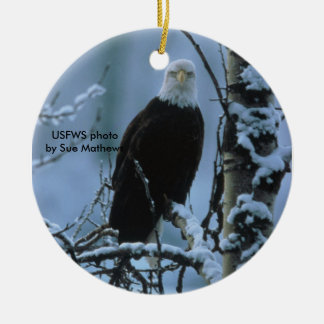 Adorno De Cerámica Eagle calvo en nieve del invierno