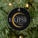 Adorno De Cerámica Eclipse solar total de 2024 Texas Black & Gold mod<br><div class="desc">Presentamos nuestra moderna camiseta Personalizado Eclipse Solar Total 2024 Texas Black & Gold, una elegante pieza conmemorativa para este extraño evento celestial. esta camiseta captura la elegancia y emoción del eclipse solar total. Con el año 2024 exhibido con audacia, junto con la ubicación de Texas, sirve como un recuerdo atemporal...</div>