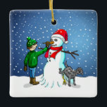 Adorno De Cerámica Edificio Snowman<br><div class="desc">El niño ha construido un muñeco de nieve en el que su perro se para y orina mientras el niño le da al hombre de nieve una nariz de zanahoria.</div>