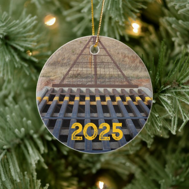 Adorno De Cerámica El Bovino Graba A Través De Gravel Road. Wyoming,  (Árbol)